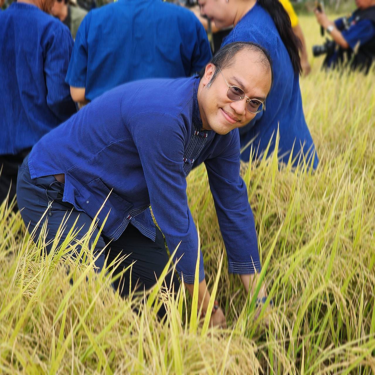 title - ปฏิรูปที่ดินจังหวัดพระนครศรีอยุธยา ร่วมกิจกรรมเกี่ยวข้าว ภายใต้โครงการ “ปลูกข้าวเฉลิมพระเกียรติพระบาทสมเด็จพระเจ้าอยู่หัวฯ เนื่องในโอกาสมหามงคลเฉลิมพระชนมพรรษา ๗๔ พรรษา ๒๘ กรกฎาคม ๒๕๖๙” 
